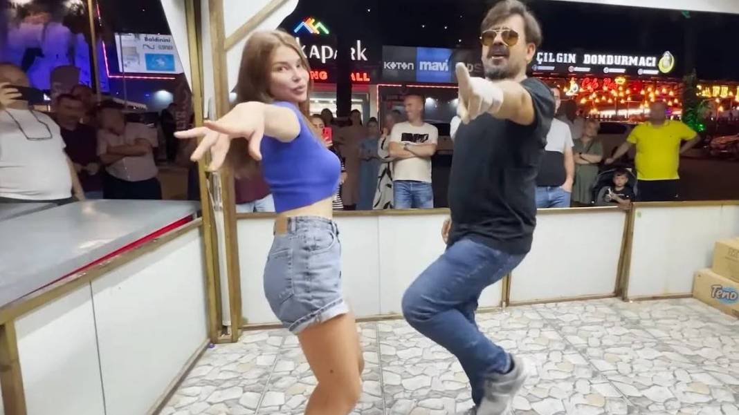 Çılgın Dondurmacı rahat durmuyor! Bu kez yüzüğünü çıkardı... Eşi küplere binecek 1