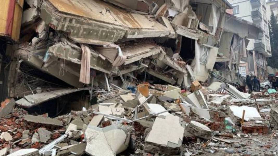 Koca şehir yerle bir oldu! Ekiplerin ulaşamadığı mahalleden gelen görüntü dehşet verici: Saatlerce göçük altında... 1