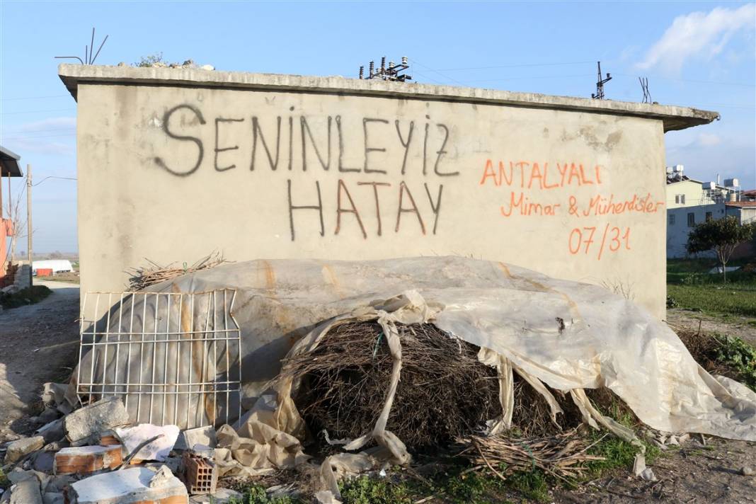 Enkazların arasında umut aşılayan yazılar: Yıkılma Hatay biz varız 2