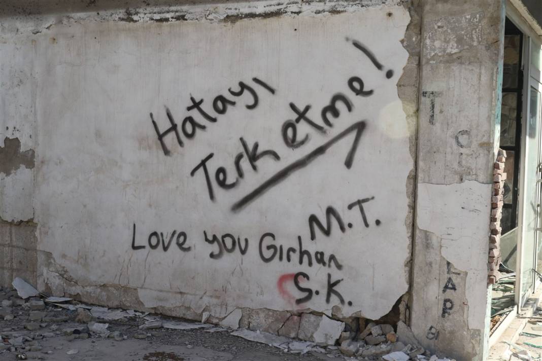 Enkazların arasında umut aşılayan yazılar: Yıkılma Hatay biz varız 4