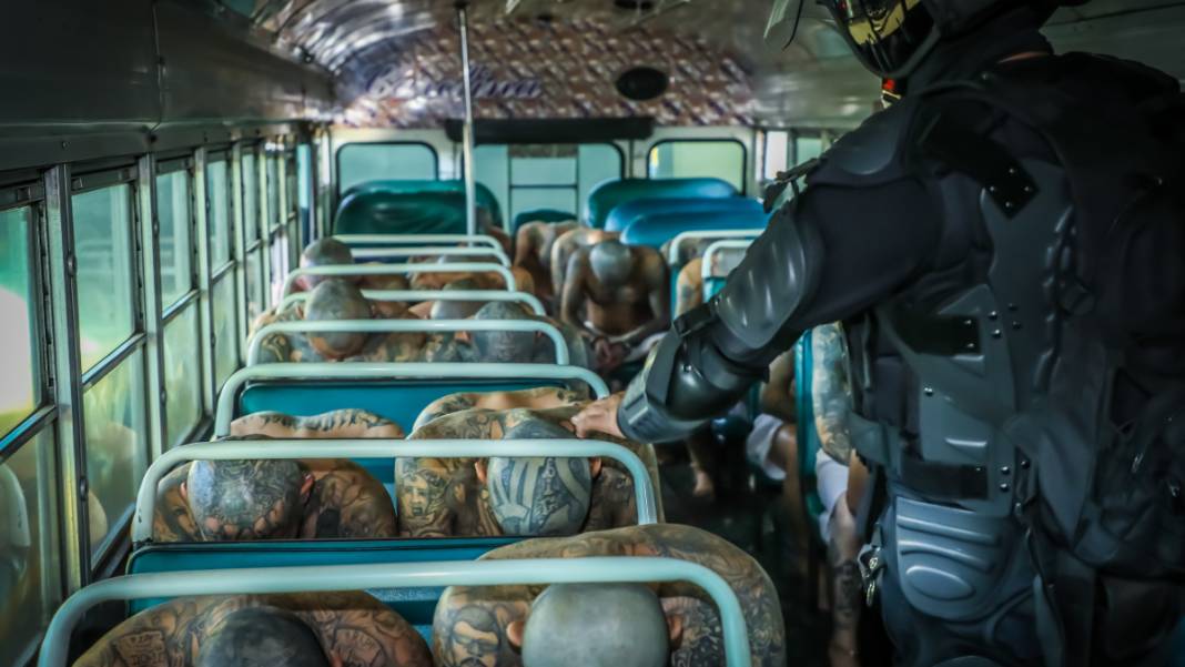 El Salvador’da mahkumların görüntüleri gündem oldu: Mega hapishaneye tartışmalı nakil 7