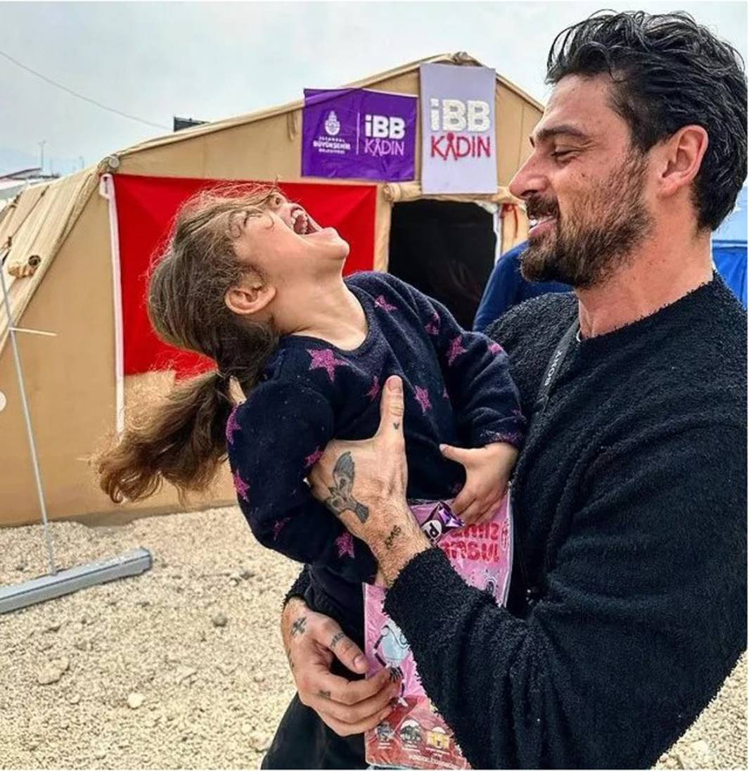 Michele Morrone Hatay'da depremzedeleri ziyaret etti 9