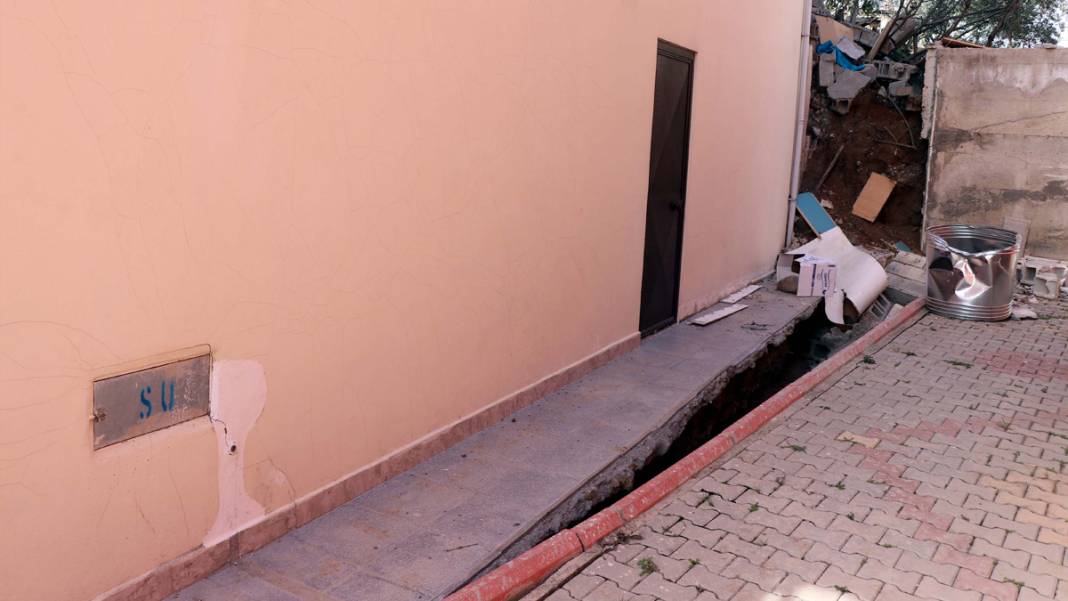 Görenler gözlerine inanamıyor: Yıkılmadı ama yön değiştirdi 1