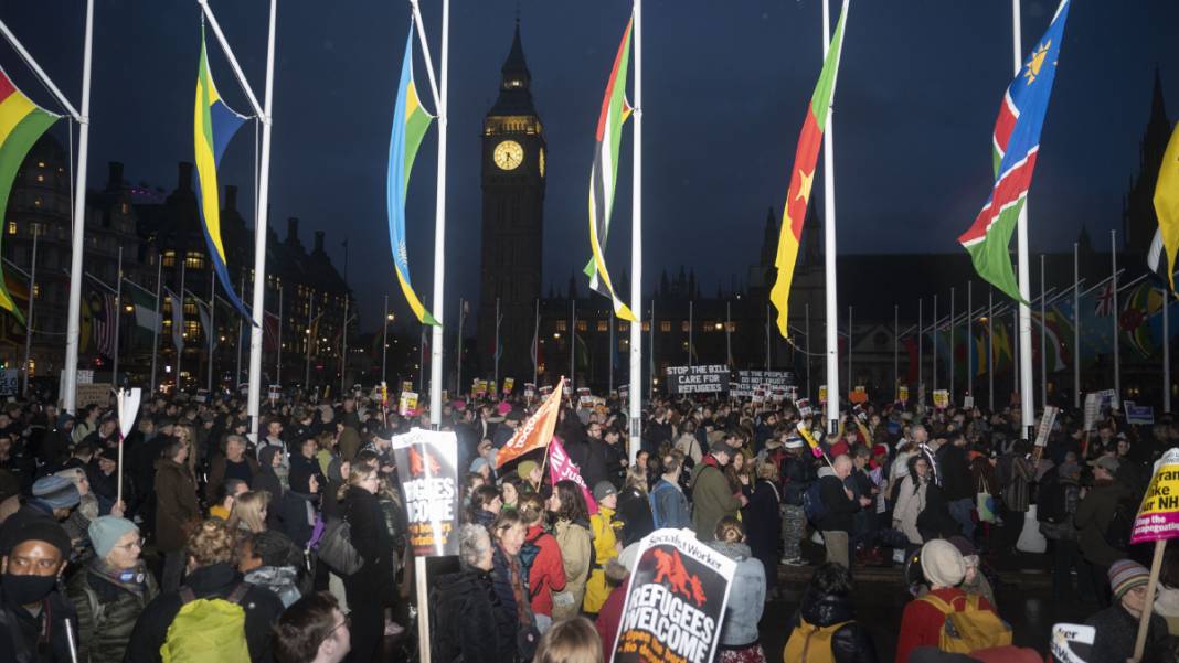 İngiltere’de ‘mülteci karşıtı tasarı’ protestosu: Yüzlerce kişi meydanlara indi 2