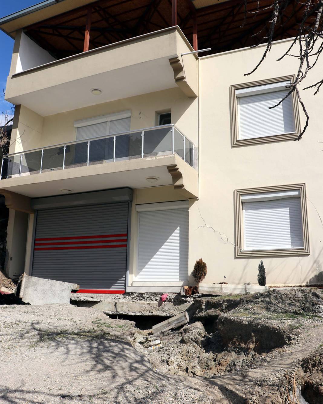 Görenler gözlerine inanamıyor: Yıkılmadı ama yön değiştirdi 2