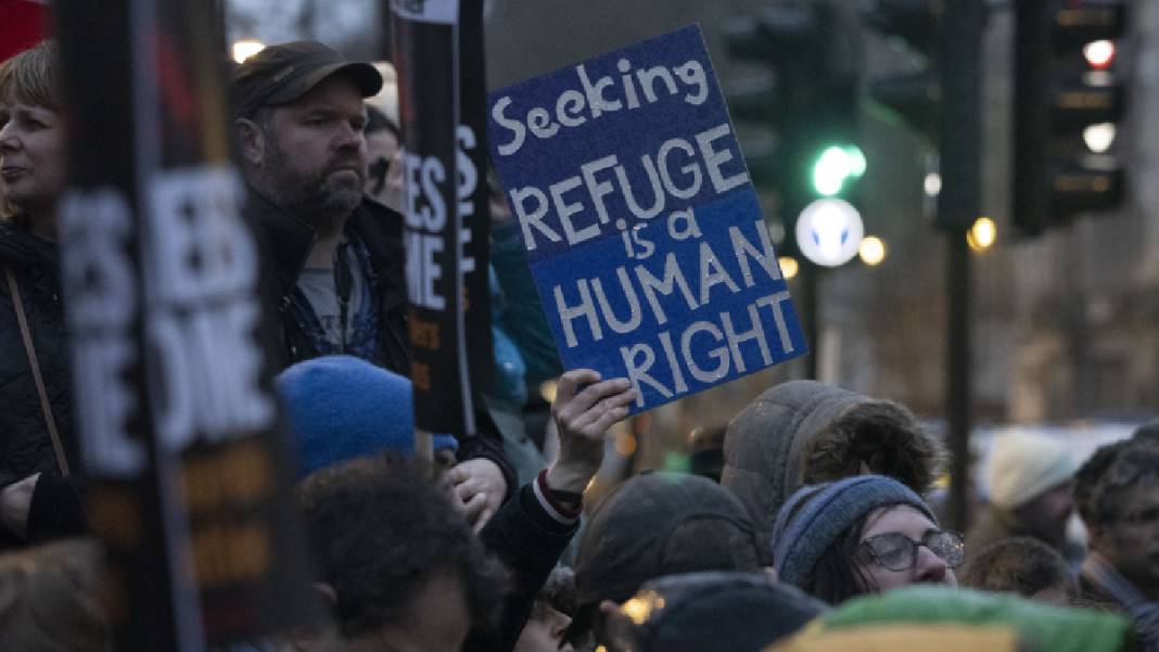 İngiltere’de ‘mülteci karşıtı tasarı’ protestosu: Yüzlerce kişi meydanlara indi 5