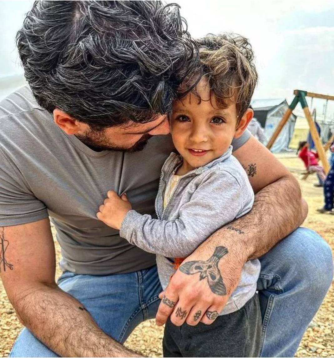 Michele Morrone Hatay'da depremzedeleri ziyaret etti 8