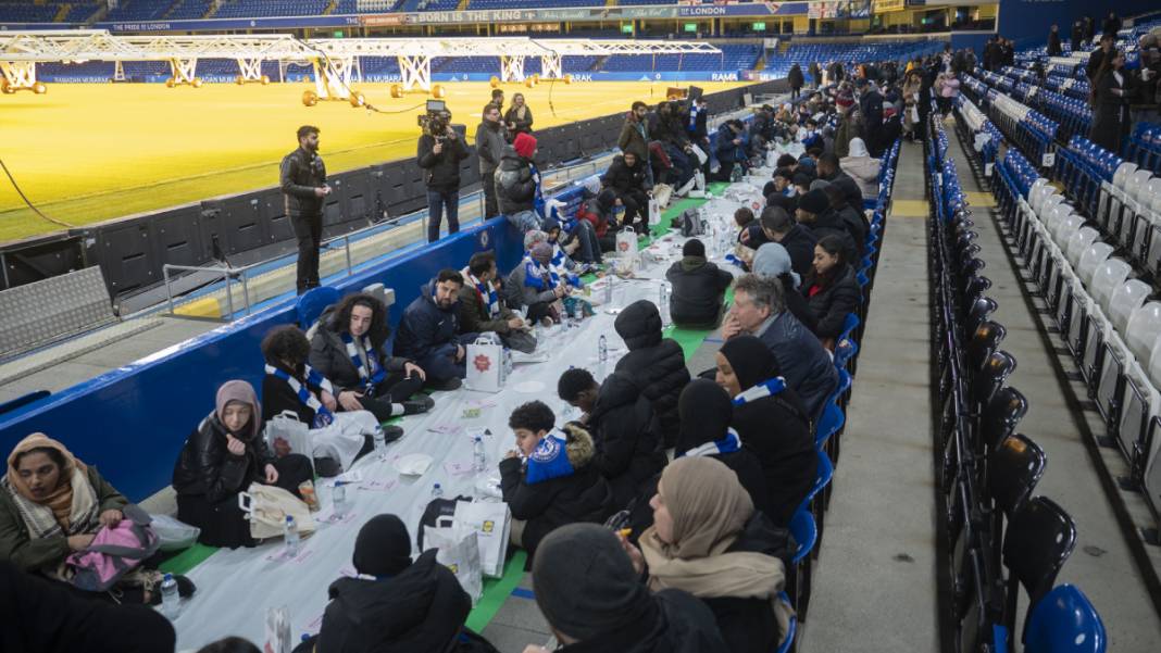 Chelsea stadında iftar verdi 5