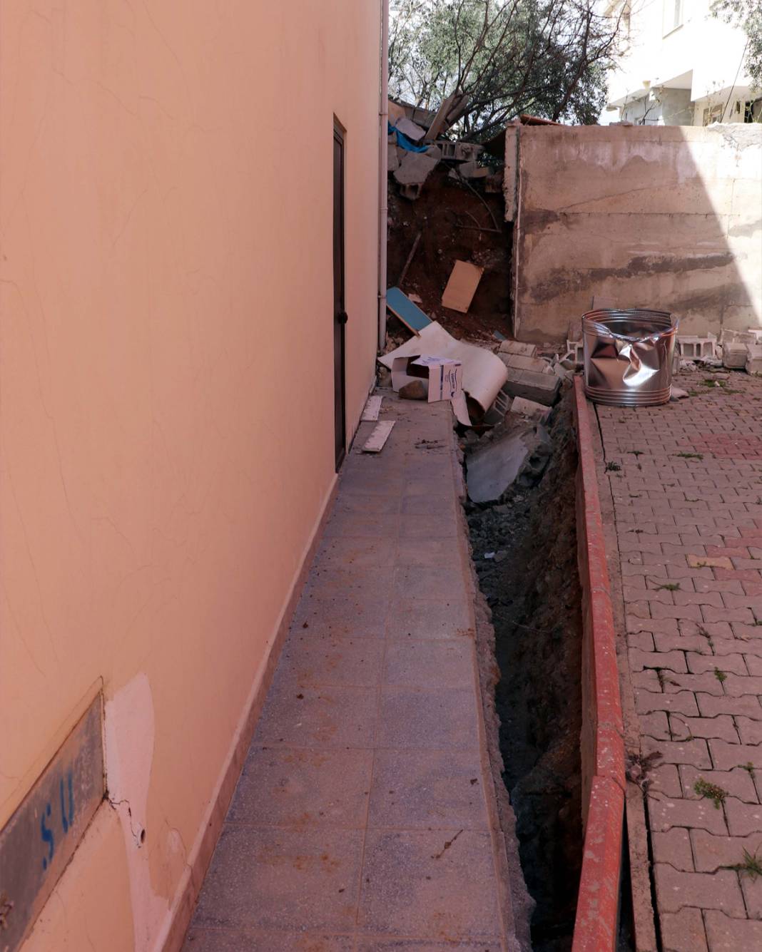 Görenler gözlerine inanamıyor: Yıkılmadı ama yön değiştirdi 3