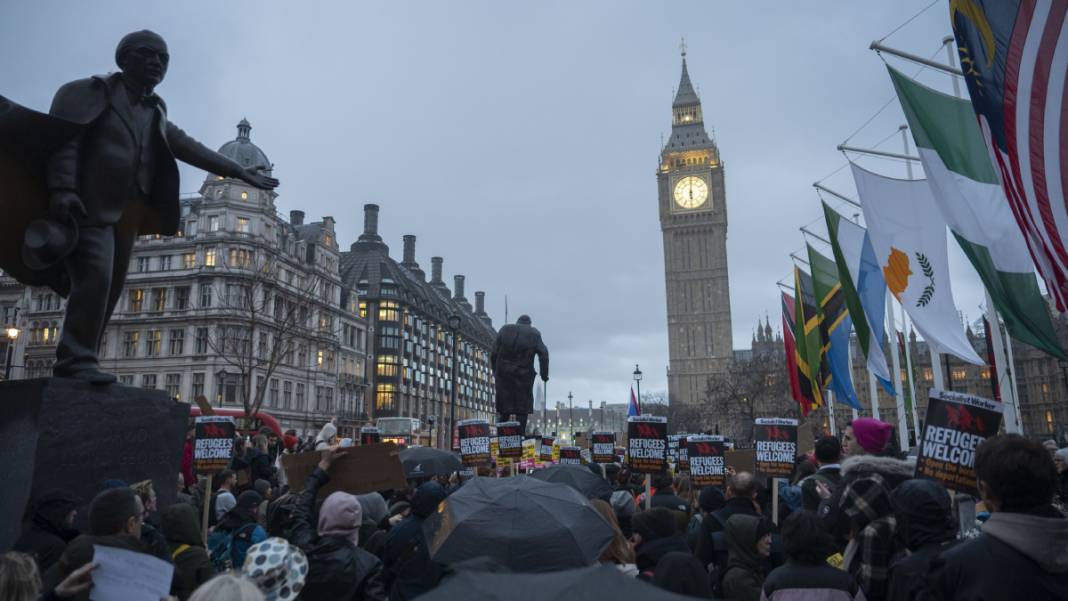 İngiltere’de ‘mülteci karşıtı tasarı’ protestosu: Yüzlerce kişi meydanlara indi 3