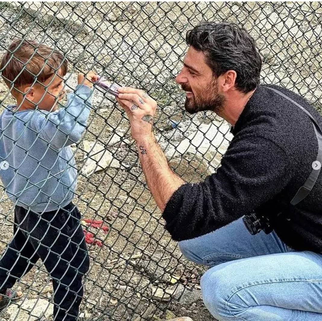 Michele Morrone Hatay'da depremzedeleri ziyaret etti 5