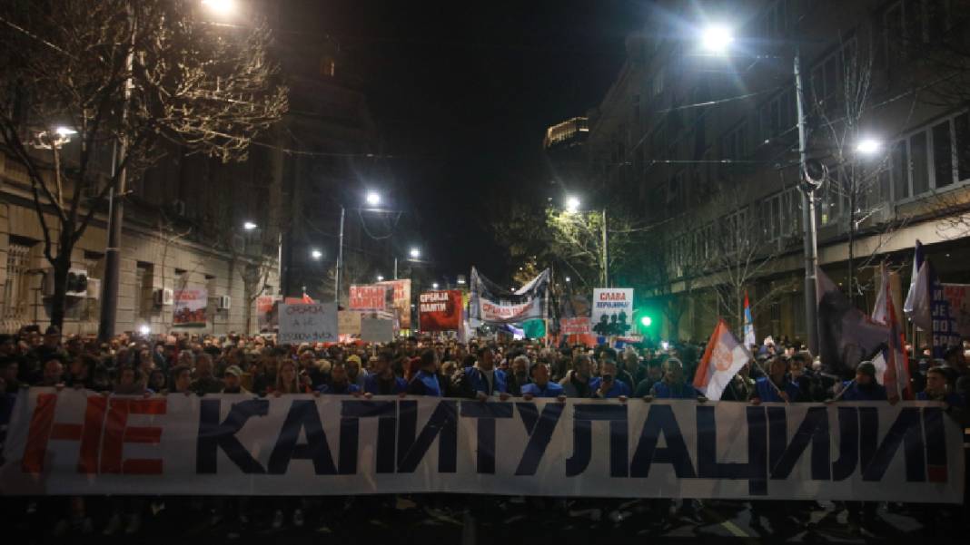 Sırbistan-Kosova anlaşmasına halk tepkili: Belgrad'da binlerce kişi sokaklara döküldü 3