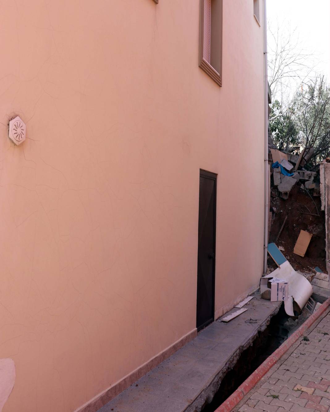 Görenler gözlerine inanamıyor: Yıkılmadı ama yön değiştirdi 4