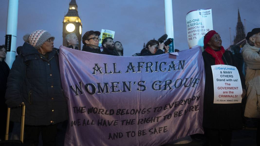 İngiltere’de ‘mülteci karşıtı tasarı’ protestosu: Yüzlerce kişi meydanlara indi 4