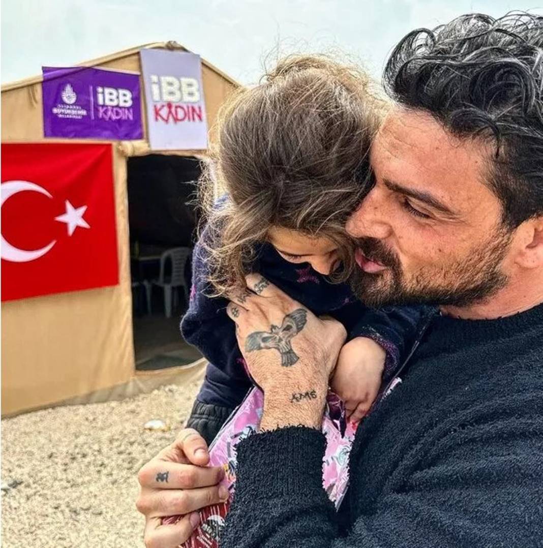 Michele Morrone Hatay'da depremzedeleri ziyaret etti 7