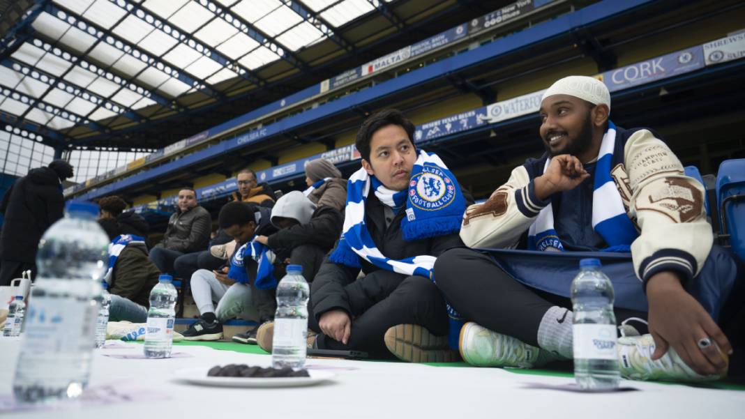 Chelsea stadında iftar verdi 3