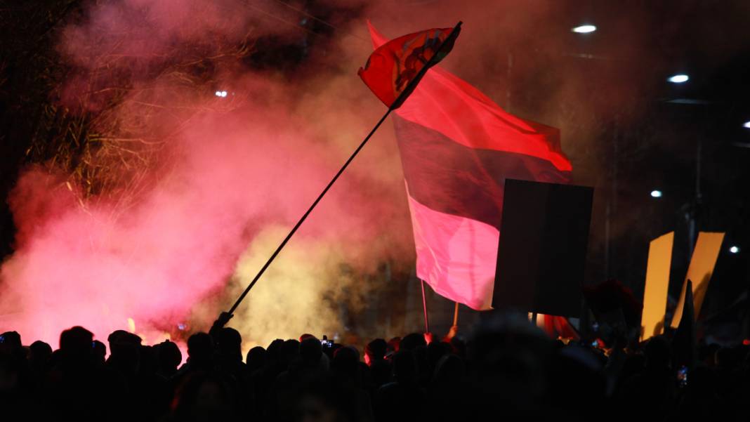 Sırbistan-Kosova anlaşmasına halk tepkili: Belgrad'da binlerce kişi sokaklara döküldü 4