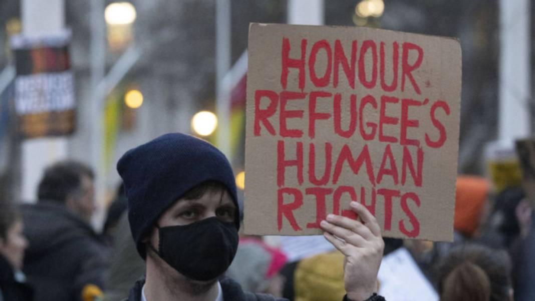 İngiltere’de ‘mülteci karşıtı tasarı’ protestosu: Yüzlerce kişi meydanlara indi 6