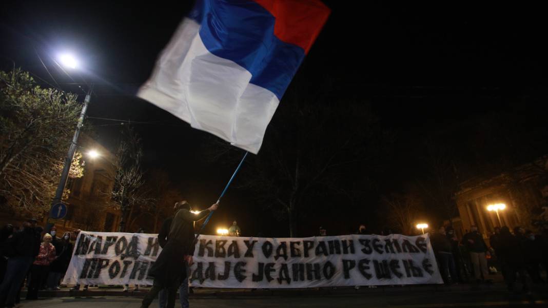 Sırbistan-Kosova anlaşmasına halk tepkili: Belgrad'da binlerce kişi sokaklara döküldü 1