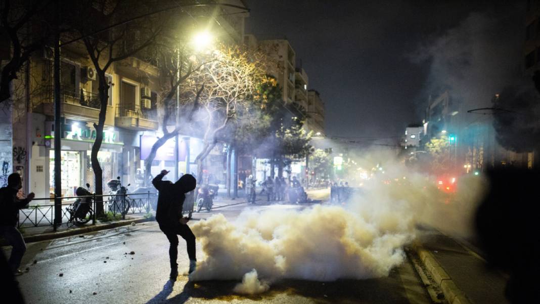 Yunanistan’da halk sokağa döküldü: Kaza değil cinayet! 4