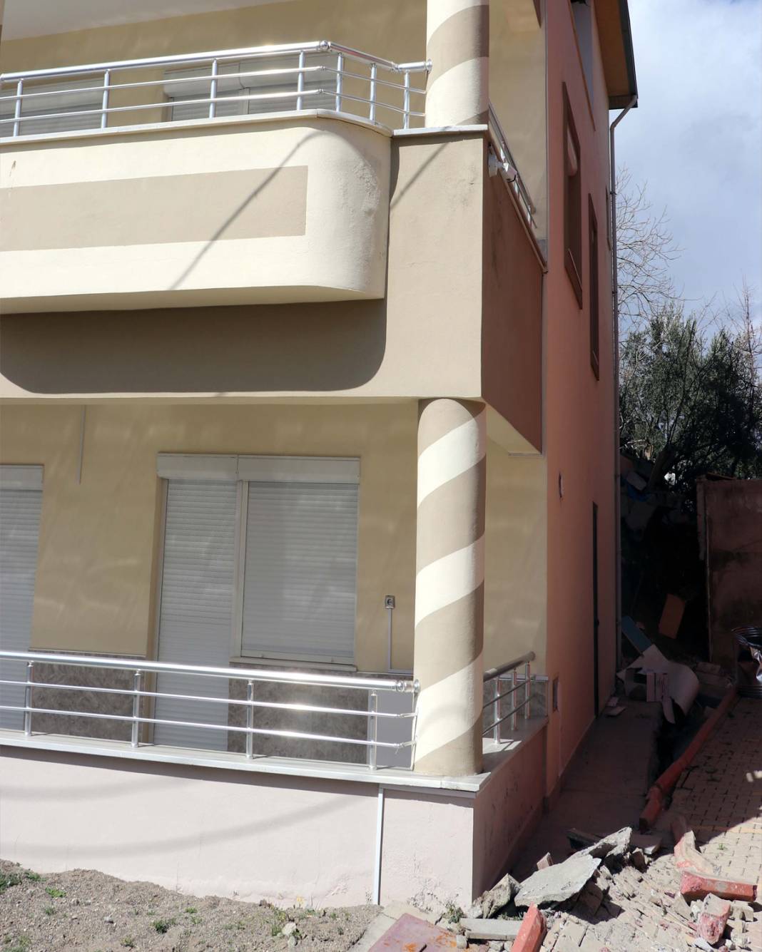 Görenler gözlerine inanamıyor: Yıkılmadı ama yön değiştirdi 6