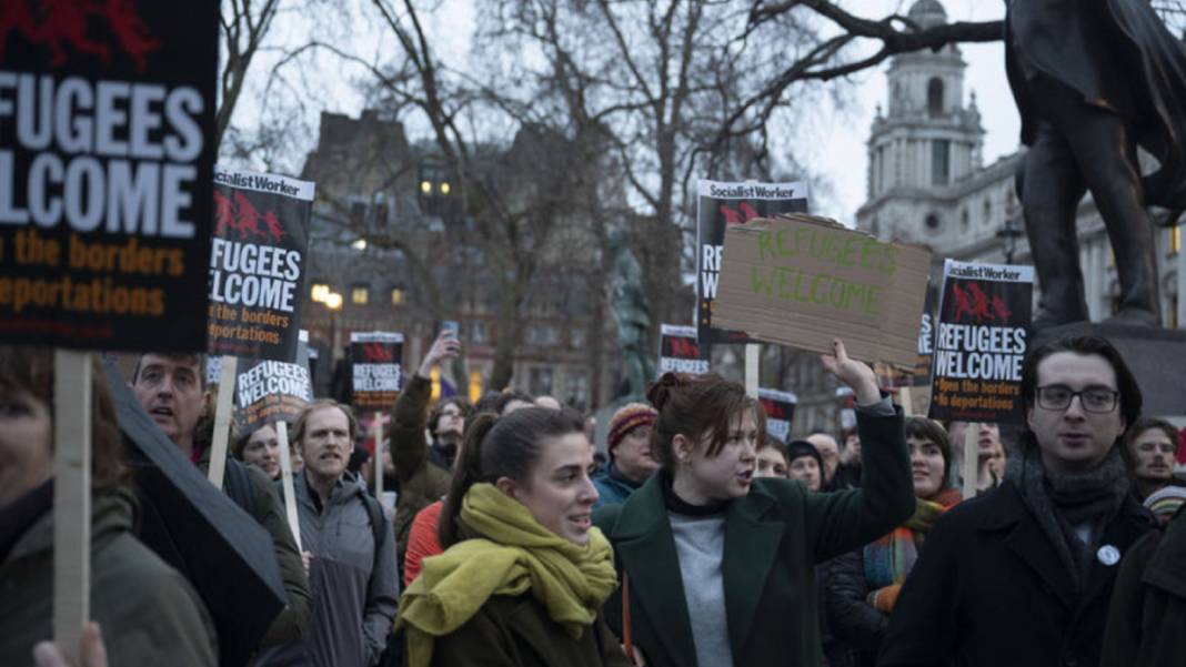 İngiltere’de ‘mülteci karşıtı tasarı’ protestosu: Yüzlerce kişi meydanlara indi 1
