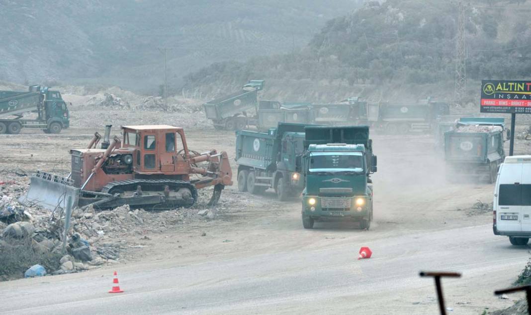Hatay'da göz gözü görmüyor: Şehir enkaz tozu altında 8