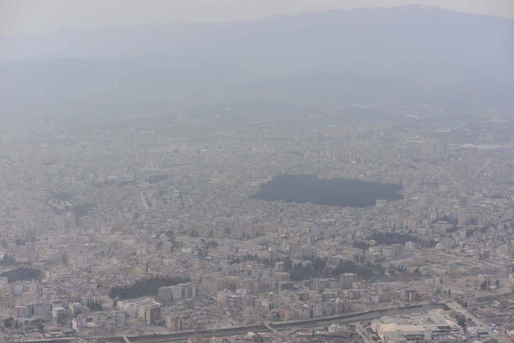 Hatay'da göz gözü görmüyor: Şehir enkaz tozu altında 7