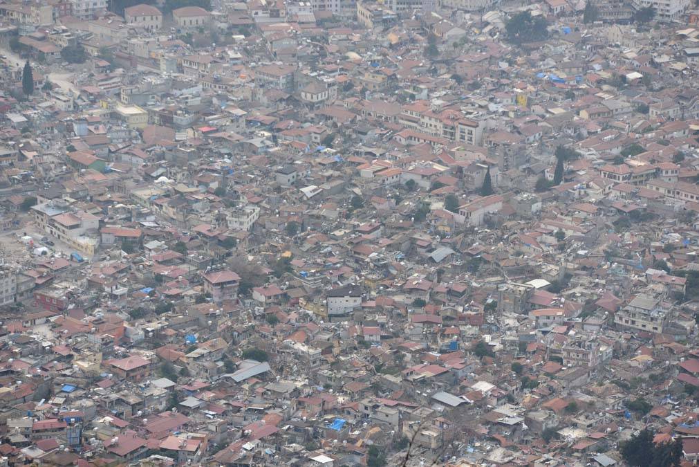 Hatay'da göz gözü görmüyor: Şehir enkaz tozu altında 5