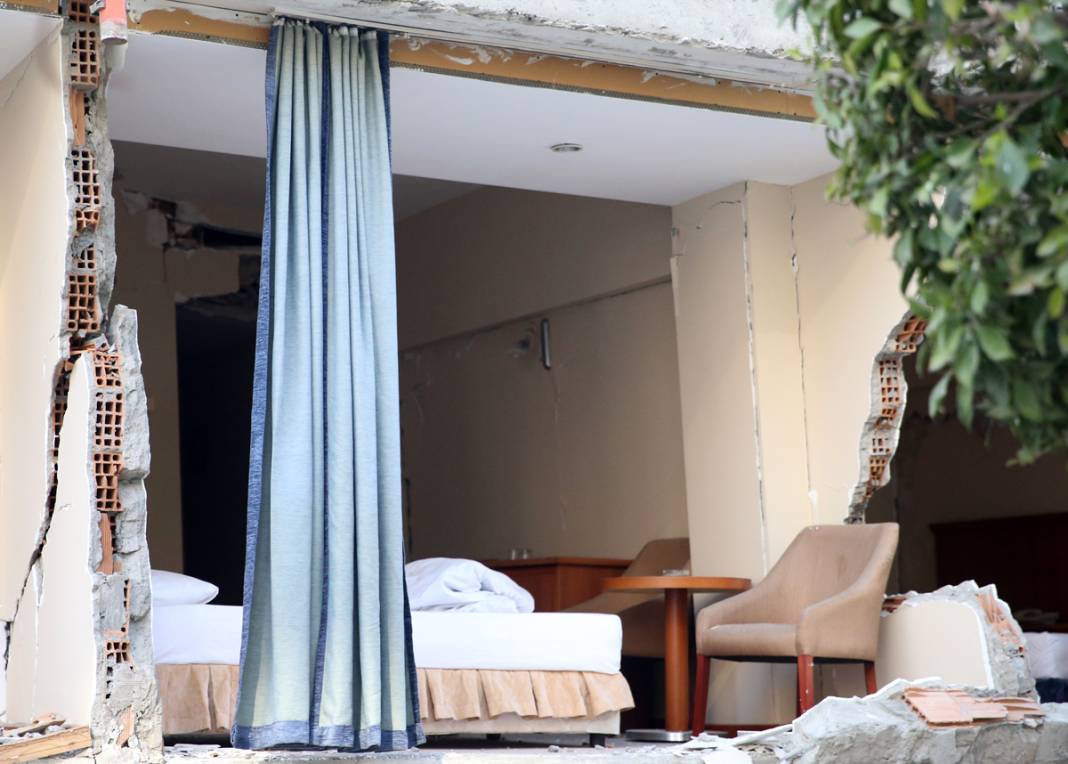 Hatay'da afetin penceresi... Yıkım 'enkazın perdesinde' 3