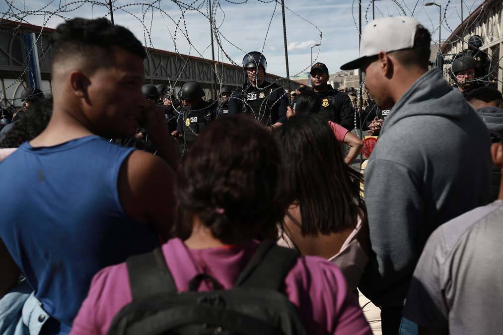Meksika'da yüzlerce göçmen ABD sınırında 8