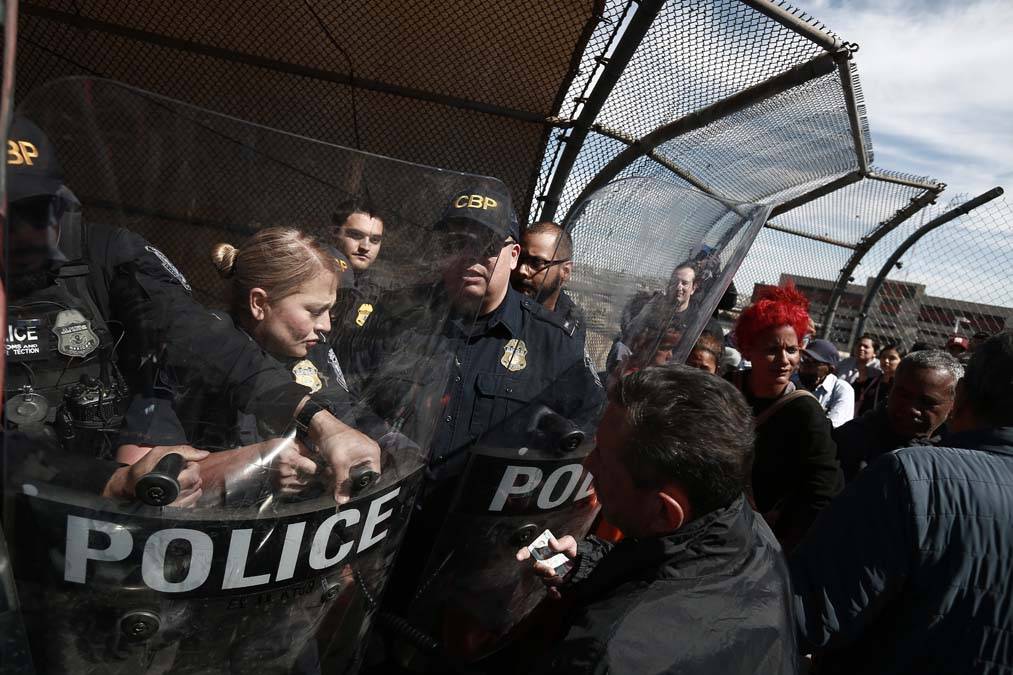 Meksika'da yüzlerce göçmen ABD sınırında 5