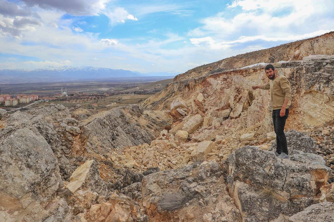 Felaket ne taş bıraktı ne yol: Dev yarıkları görenler şaşkına uğradı 8