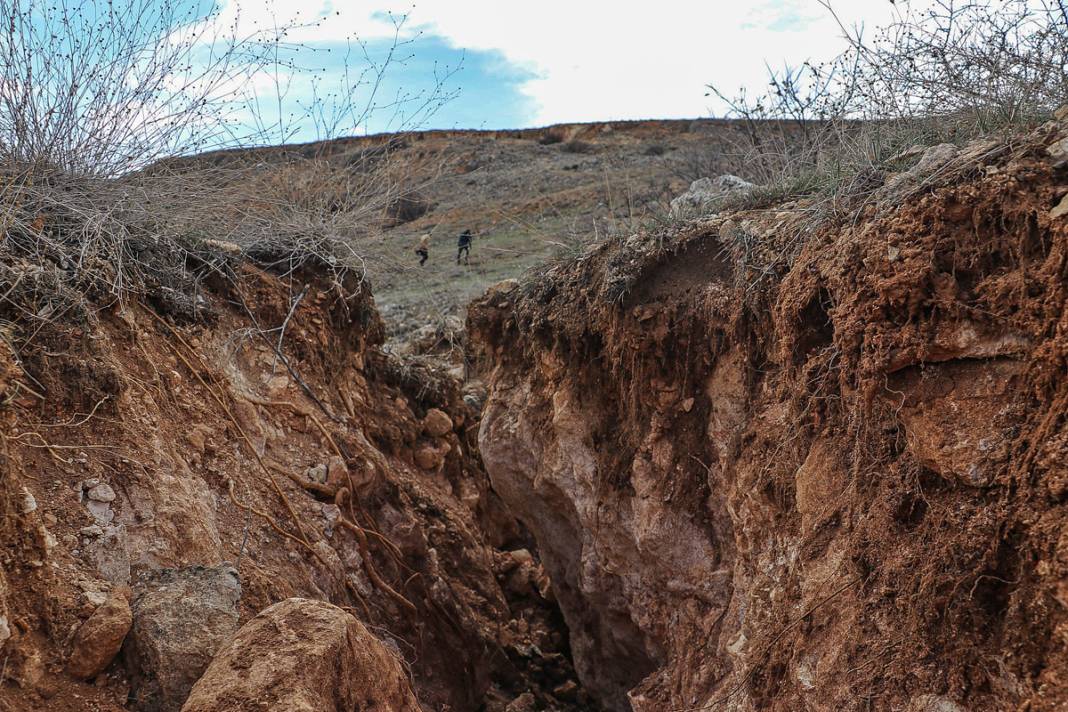Felaket ne taş bıraktı ne yol: Dev yarıkları görenler şaşkına uğradı 6