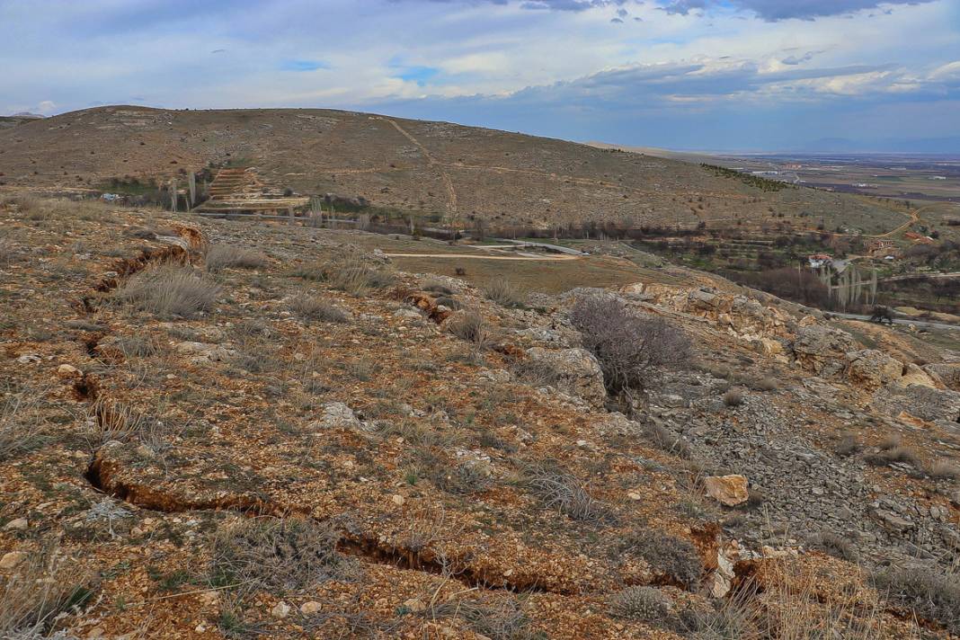 Felaket ne taş bıraktı ne yol: Dev yarıkları görenler şaşkına uğradı 7