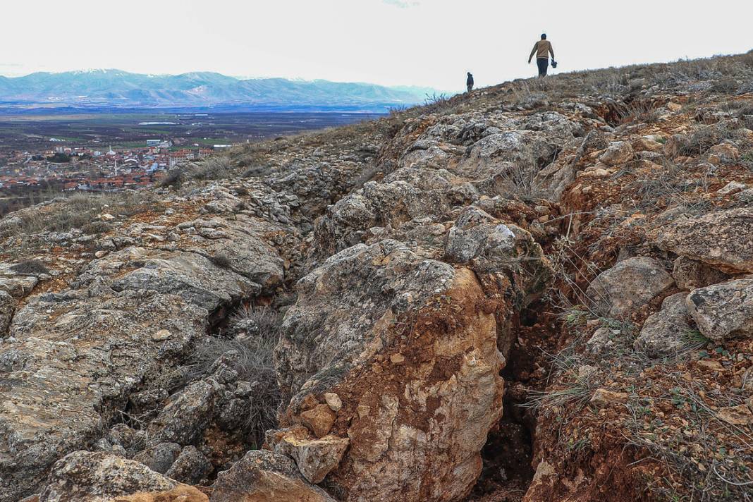 Felaket ne taş bıraktı ne yol: Dev yarıkları görenler şaşkına uğradı 4