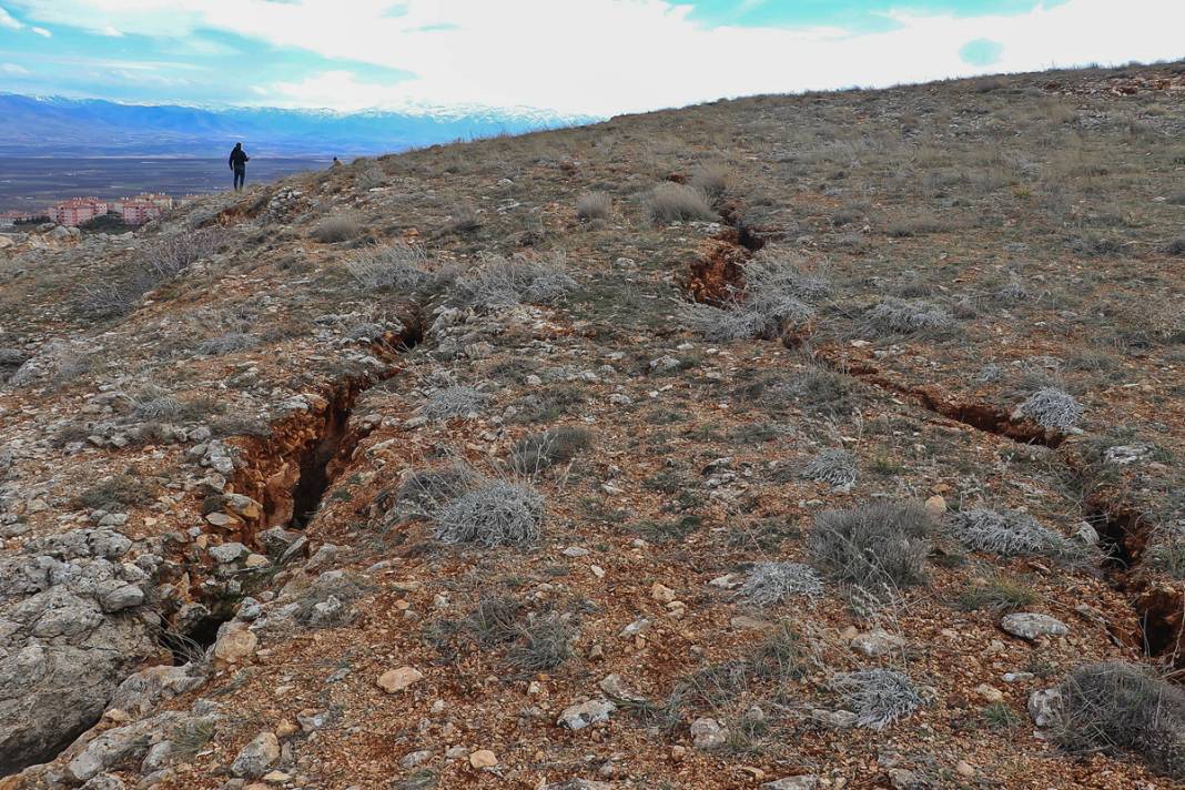 Felaket ne taş bıraktı ne yol: Dev yarıkları görenler şaşkına uğradı 5