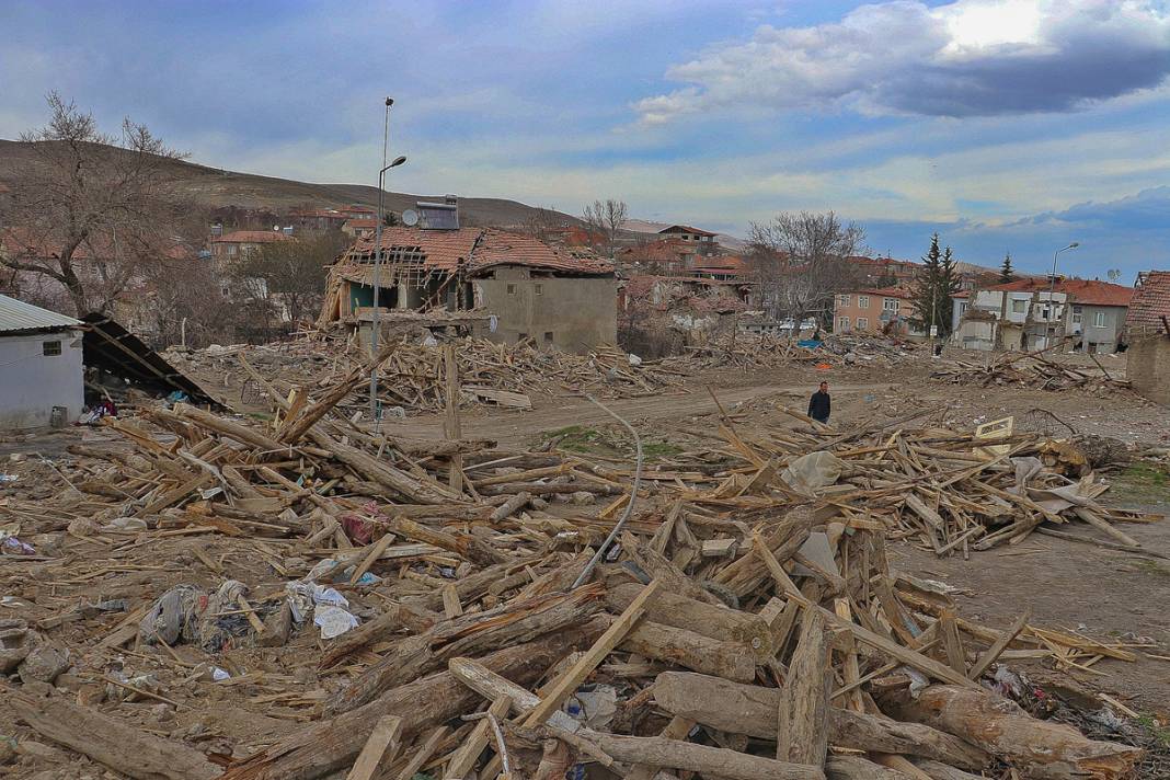 Felaket ne taş bıraktı ne yol: Dev yarıkları görenler şaşkına uğradı 1