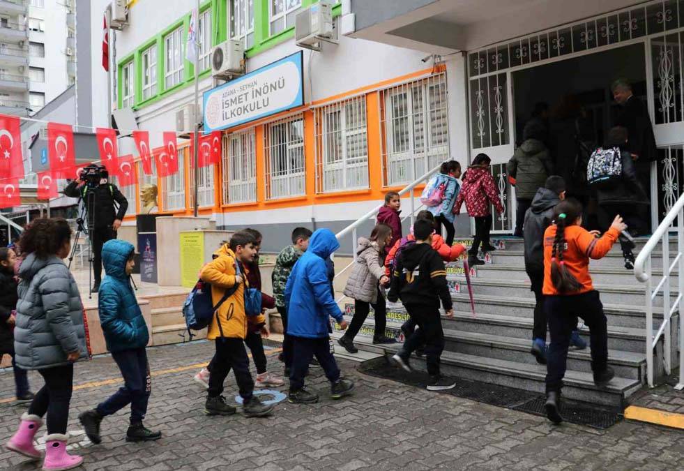 İki büyük depremin ardından eğitime ara verilen üç ilde ders zili çaldı 4