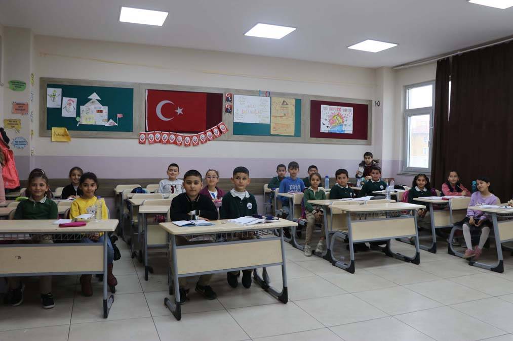 İki büyük depremin ardından eğitime ara verilen üç ilde ders zili çaldı 3