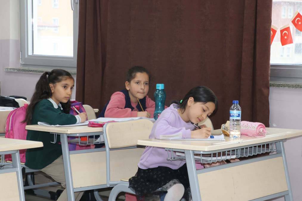 İki büyük depremin ardından eğitime ara verilen üç ilde ders zili çaldı 1