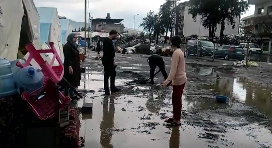 Depremzedeler zor anlar yaşadı: İskenderun'da çadır kent sular altında kaldı 1