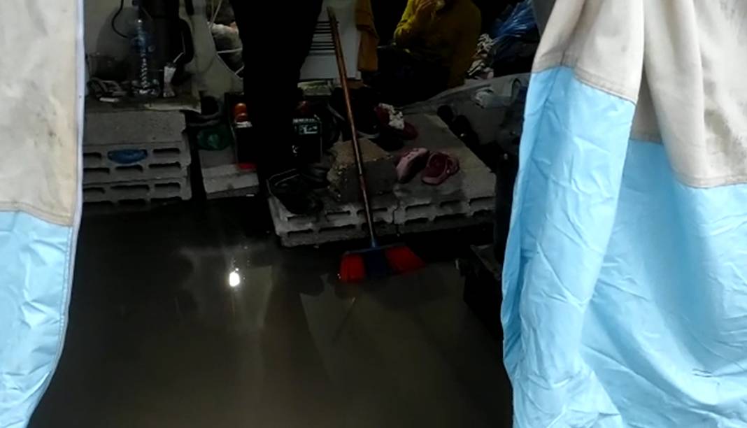 Depremzedeler zor anlar yaşadı: İskenderun'da çadır kent sular altında kaldı 3