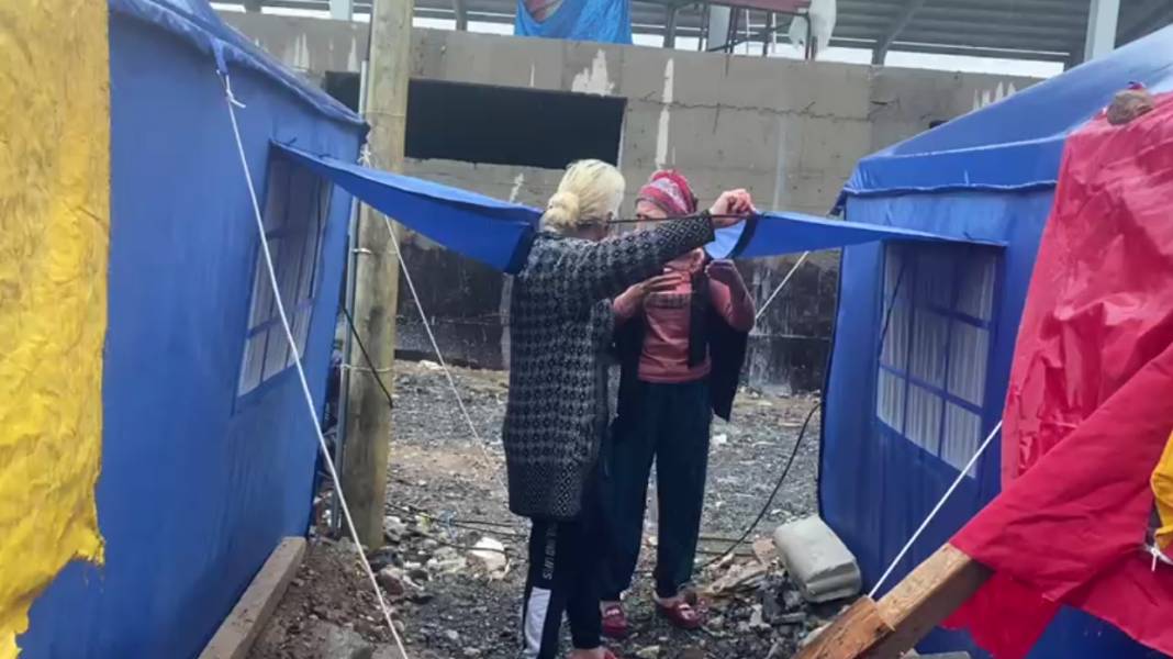 Depremzedeler zor anlar yaşadı: İskenderun'da çadır kent sular altında kaldı 9