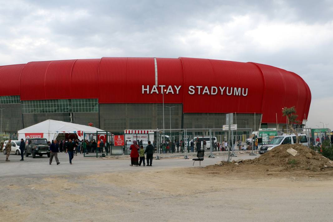 Depremden saatler önce sevinç çığlıkları vardı: Yeni Hatay Stadı'nda acı sessizlik... 13