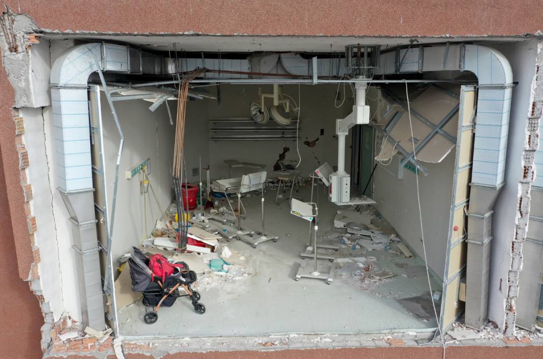 Dehşetin içerideki izleri... Depremin boyutu bu kez yıkılan duvarlarda 6