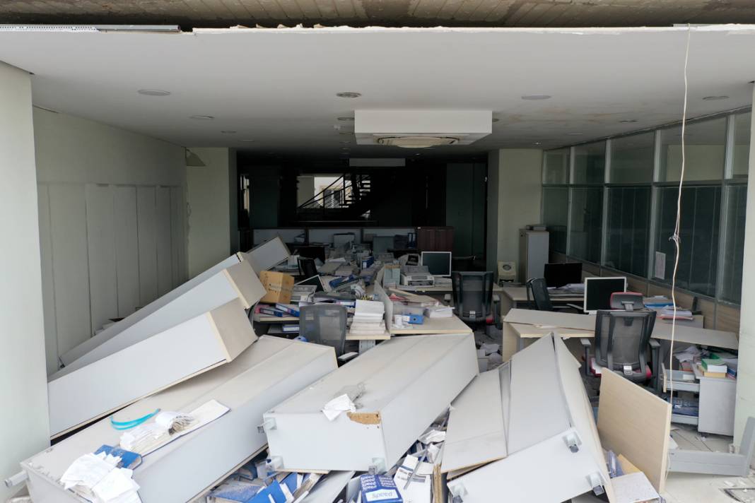 Dehşetin içerideki izleri... Depremin boyutu bu kez yıkılan duvarlarda 8