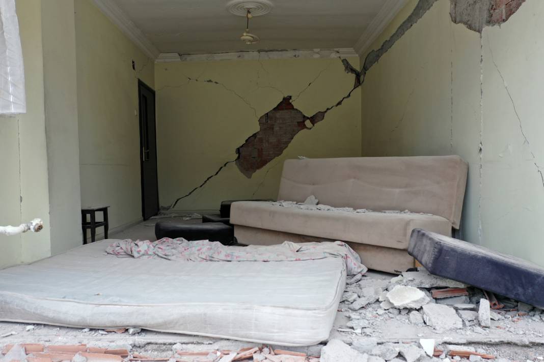 Dehşetin içerideki izleri... Depremin boyutu bu kez yıkılan duvarlarda 7