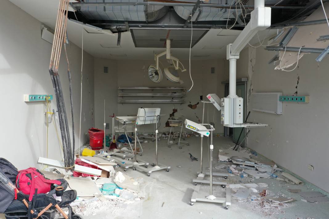 Dehşetin içerideki izleri... Depremin boyutu bu kez yıkılan duvarlarda 3