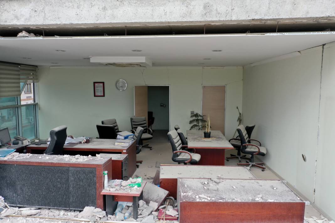 Dehşetin içerideki izleri... Depremin boyutu bu kez yıkılan duvarlarda 2